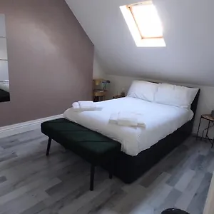 Guest house Casa Jimenez - Close To Town With Shared Bathroom, Cardiff